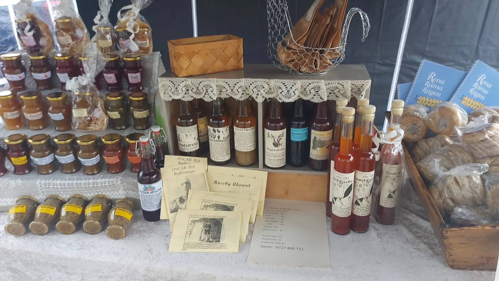 Lammet & Brödets marknadsbord med marmelad, senap, drycker, snapskryddor och kringlor