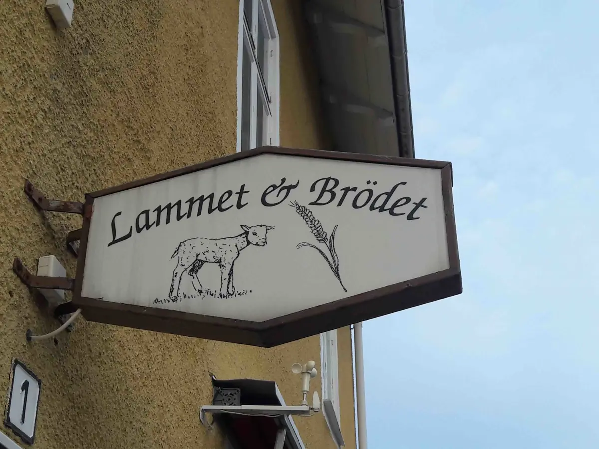 Skylten Lammet & Brödet på husväggen